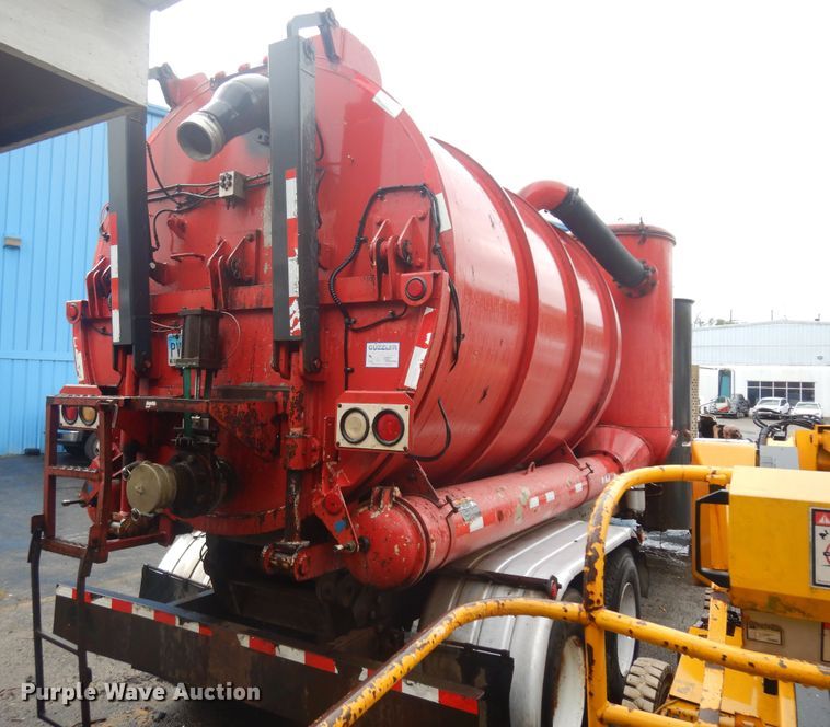 image for item KU9142 1996 Ford L9000  vacuum truck