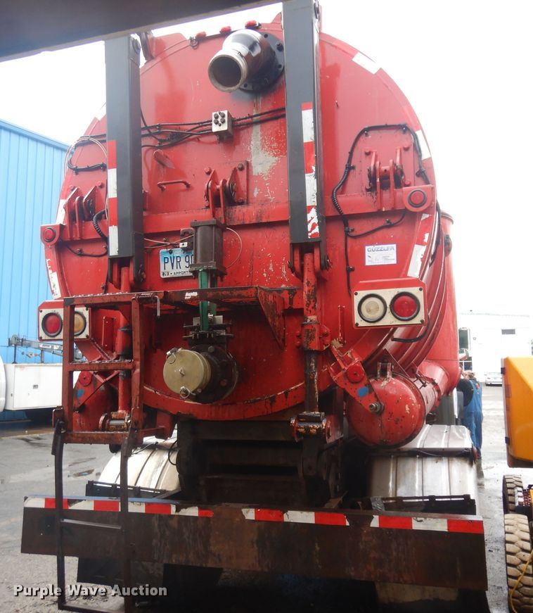 image for item KU9142 1996 Ford L9000  vacuum truck