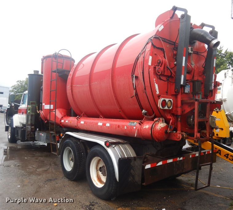 image for item KU9142 1996 Ford L9000  vacuum truck