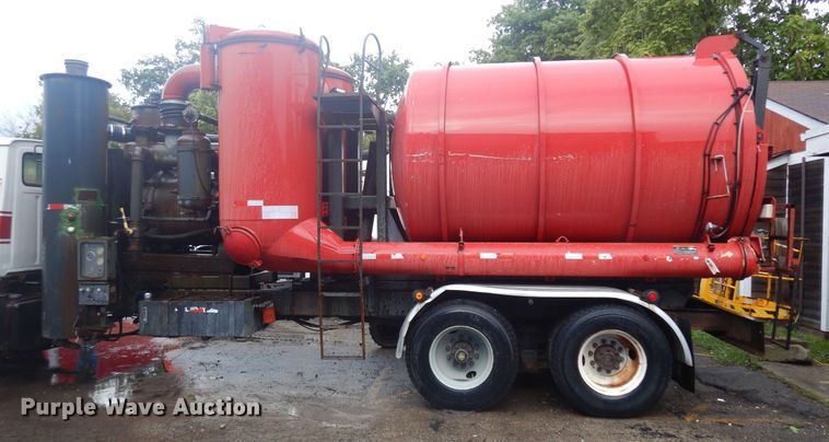 image for item KU9142 1996 Ford L9000  vacuum truck