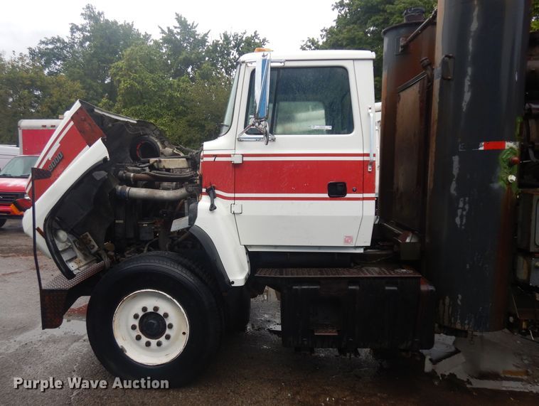 image for item KU9142 1996 Ford L9000  vacuum truck