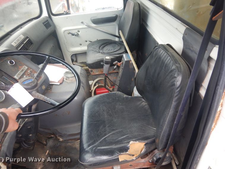 image for item KU9142 1996 Ford L9000  vacuum truck