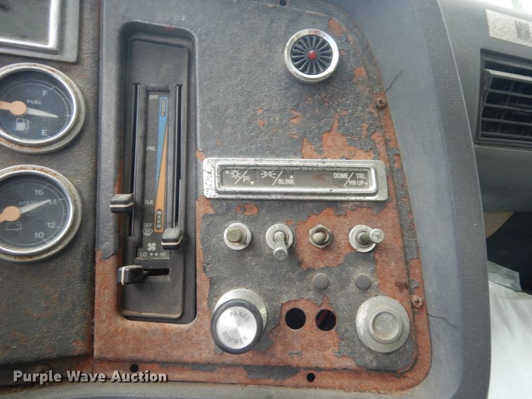 image for item KU9142 1996 Ford L9000  vacuum truck