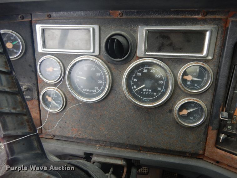 image for item KU9142 1996 Ford L9000  vacuum truck