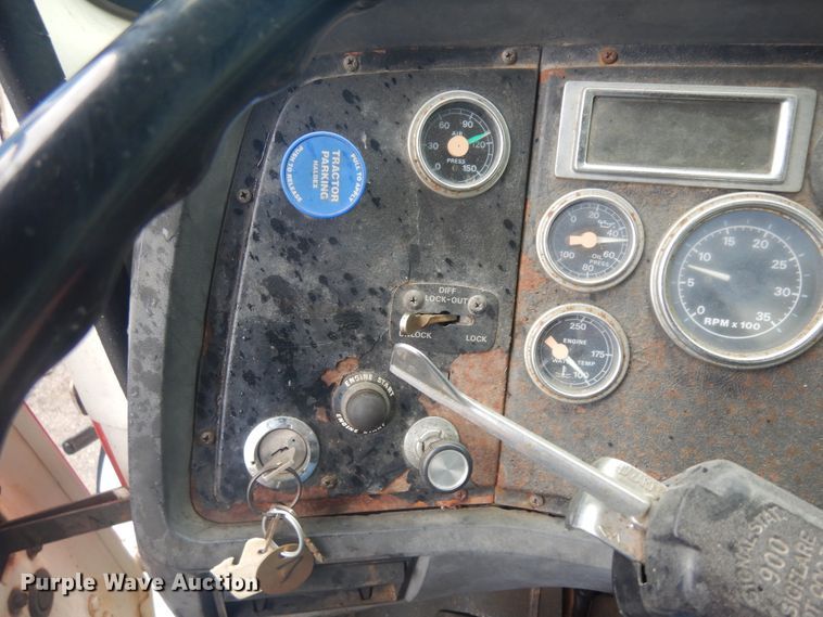 image for item KU9142 1996 Ford L9000  vacuum truck