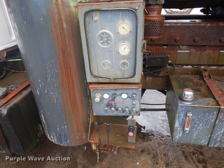 image for item KU9142 1996 Ford L9000  vacuum truck