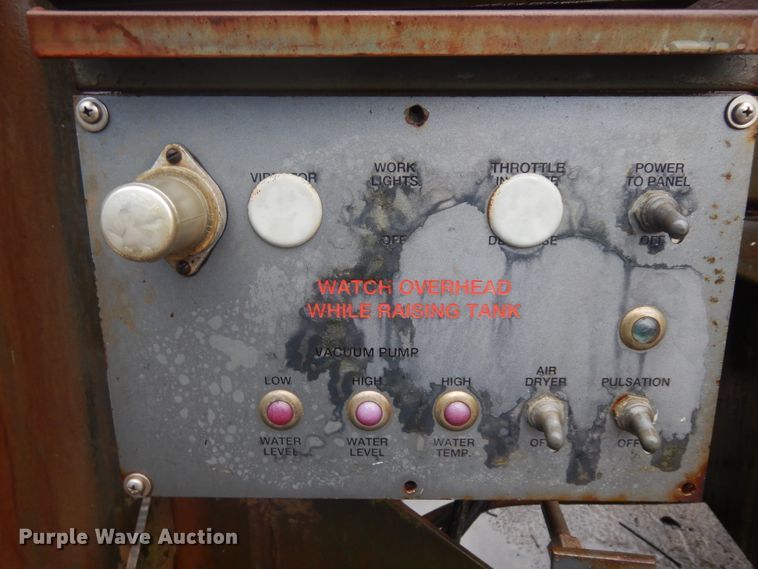 image for item KU9142 1996 Ford L9000  vacuum truck