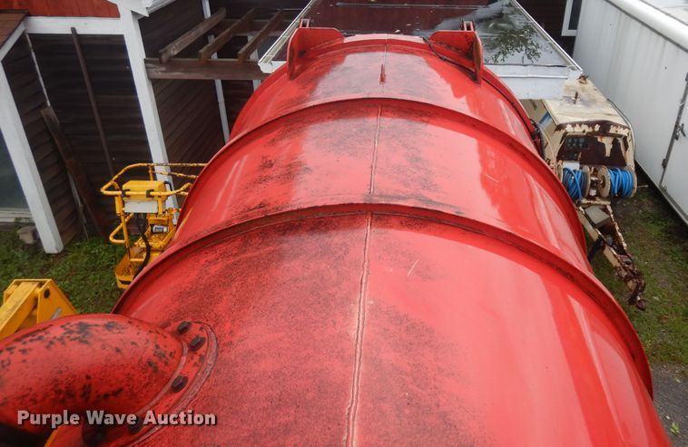 image for item KU9142 1996 Ford L9000  vacuum truck