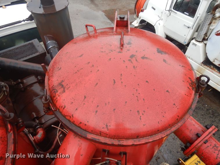 image for item KU9142 1996 Ford L9000  vacuum truck