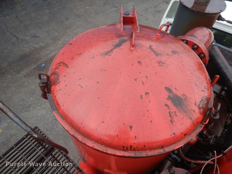 image for item KU9142 1996 Ford L9000  vacuum truck