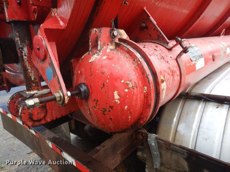 image for item KU9142 1996 Ford L9000  vacuum truck