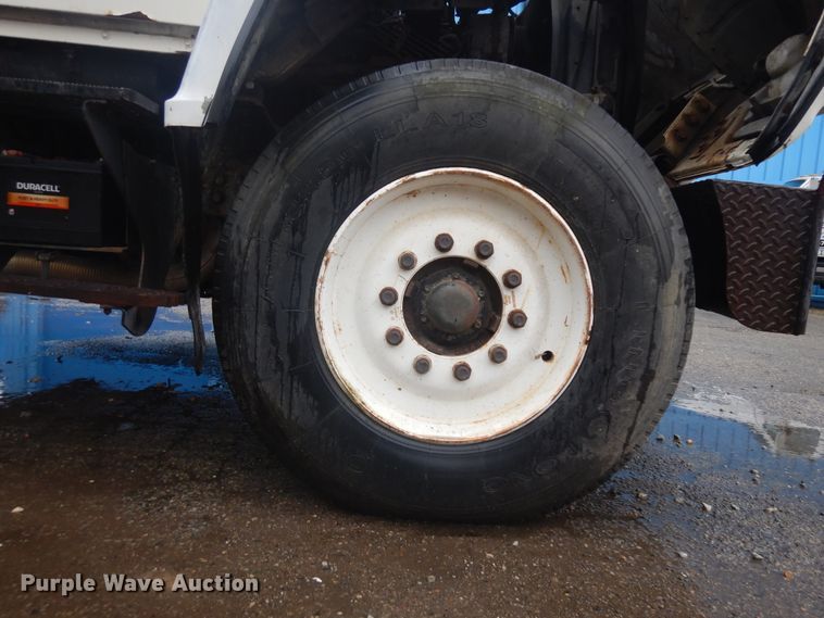 image for item KU9142 1996 Ford L9000  vacuum truck