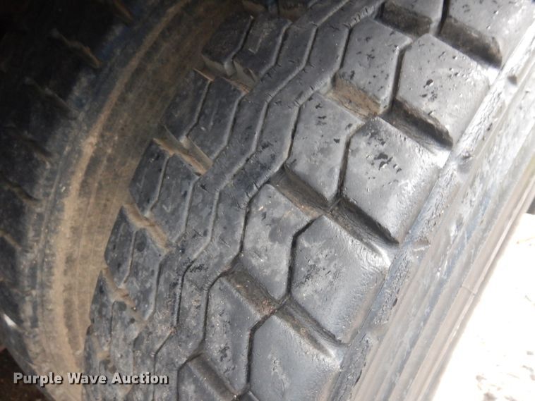 image for item KU9142 1996 Ford L9000  vacuum truck