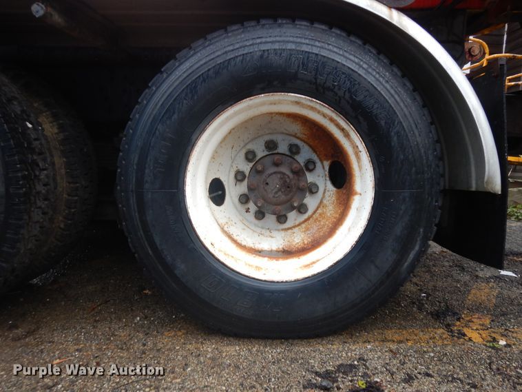 image for item KU9142 1996 Ford L9000  vacuum truck