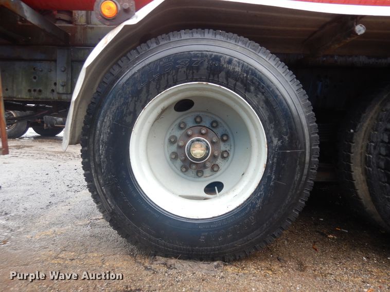 image for item KU9142 1996 Ford L9000  vacuum truck