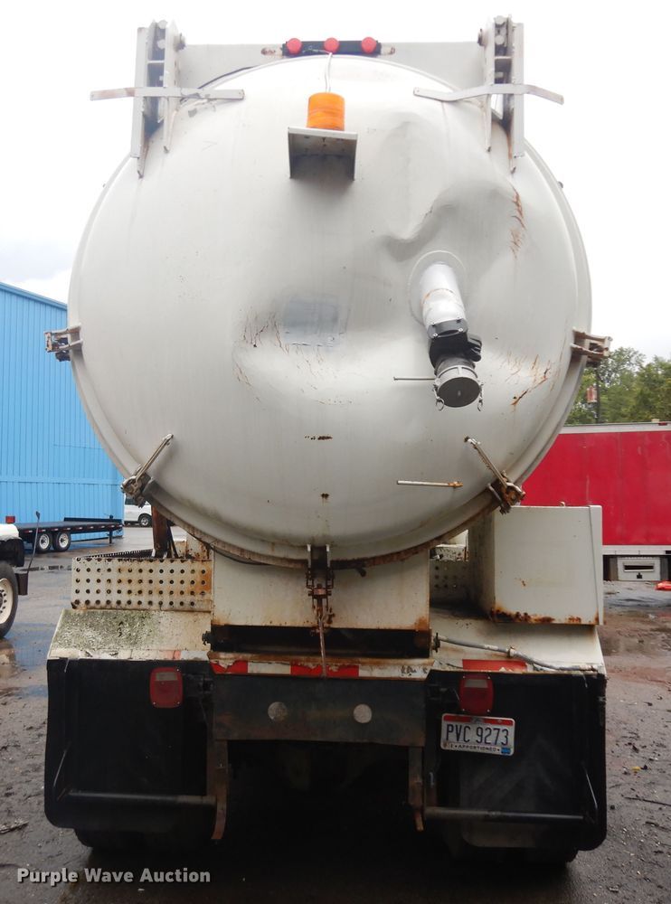 image for item KU9143 1987 Ford L8000  sewer jetter truck