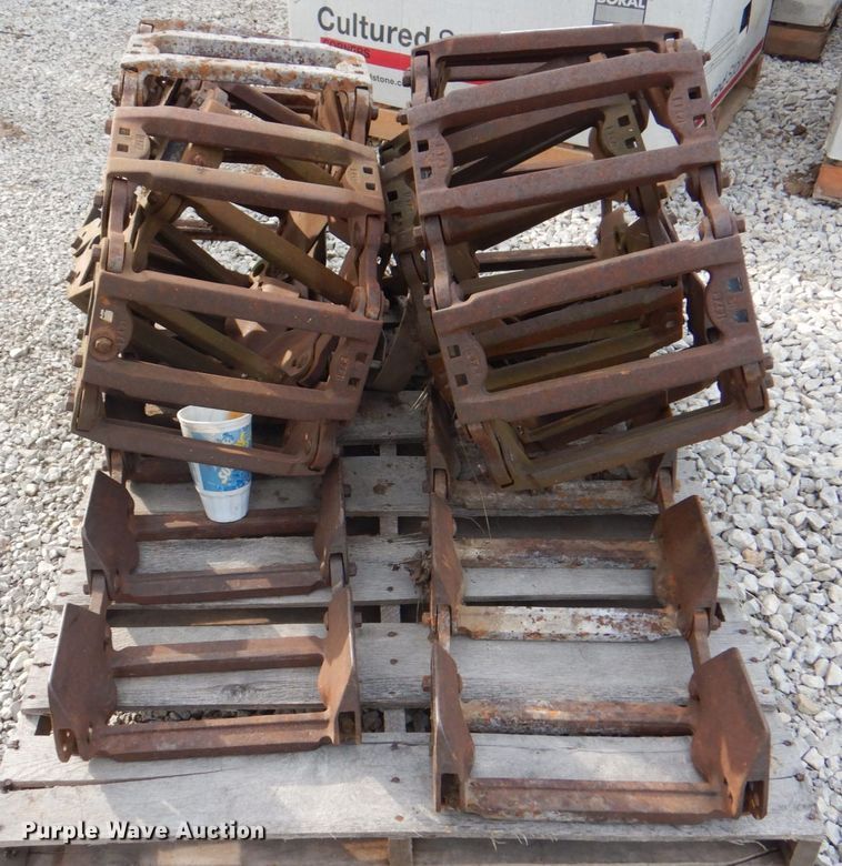 image for item KX9305 Grouser  over the tire tracks