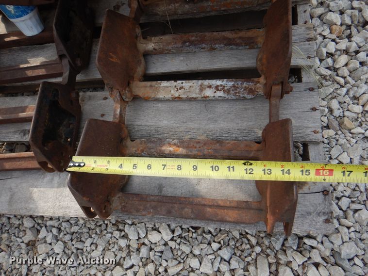 image for item KX9305 Grouser  over the tire tracks