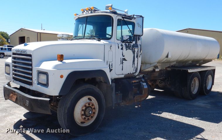 image for item DA5360 1993 Mack RD690S  water truck