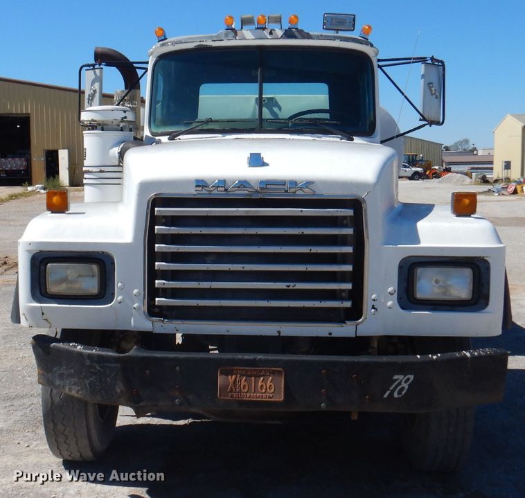 image for item DA5360 1993 Mack RD690S  water truck