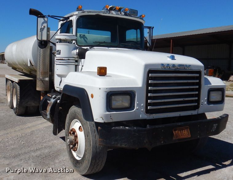 image for item DA5360 1993 Mack RD690S  water truck