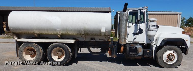 image for item DA5360 1993 Mack RD690S  water truck