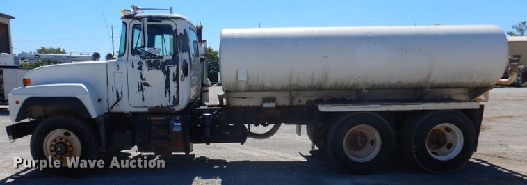 image for item DA5360 1993 Mack RD690S  water truck