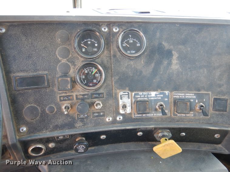 image for item DA5360 1993 Mack RD690S  water truck