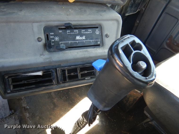 image for item DA5360 1993 Mack RD690S  water truck