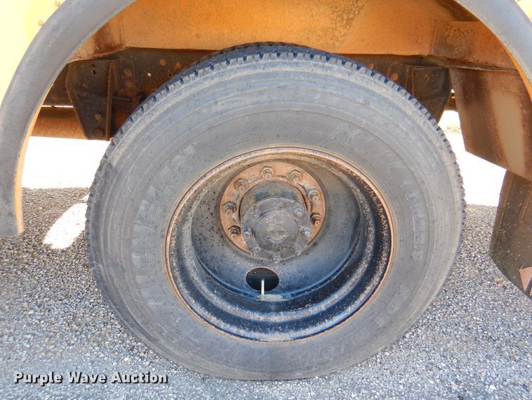 image for item DK8238 1990 Ford B700  school bus