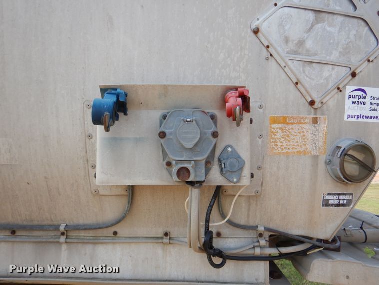 image for item DL0578 1984 Fruehauf TA4-52-R  tank trailer