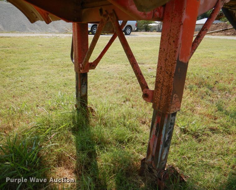 image for item DL0578 1984 Fruehauf TA4-52-R  tank trailer