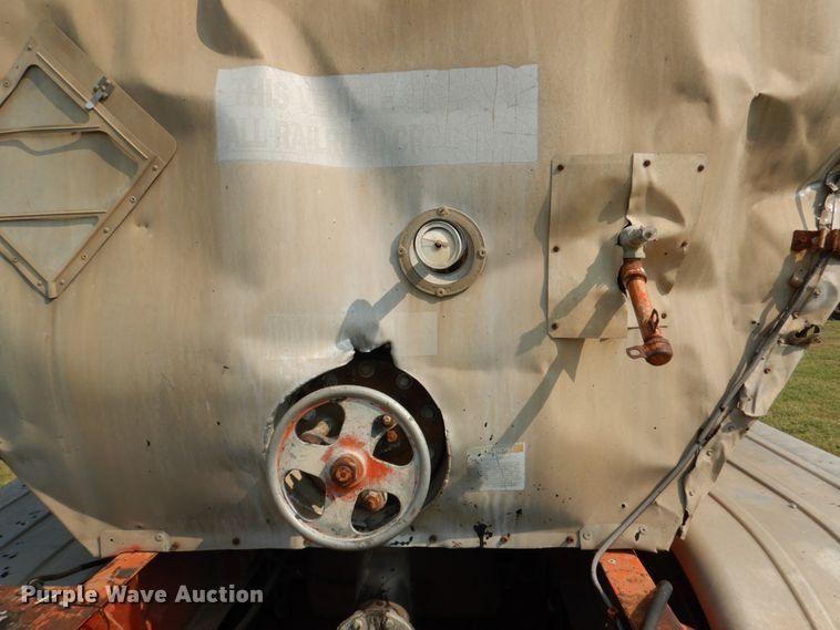 image for item DL0578 1984 Fruehauf TA4-52-R  tank trailer