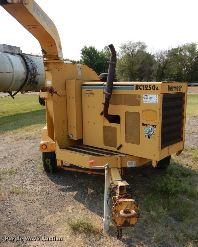 image for item DL0579 2001 Vermeer BC1250A  wood chipper