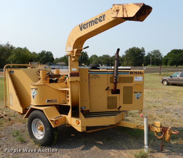 image for item DL0579 2001 Vermeer BC1250A  wood chipper