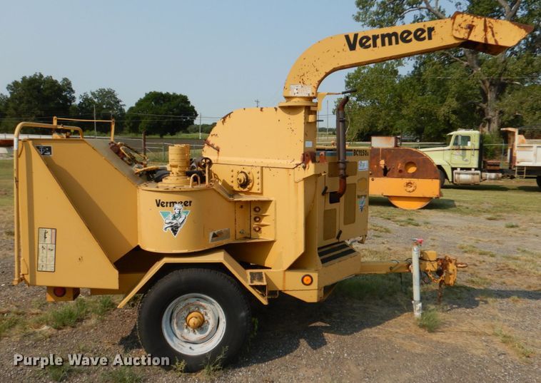 image for item DL0579 2001 Vermeer BC1250A  wood chipper