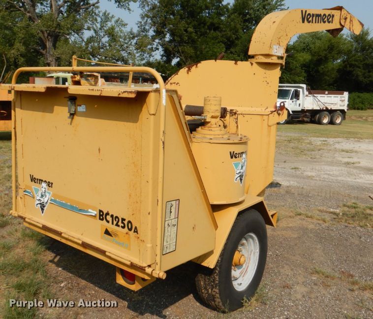 image for item DL0579 2001 Vermeer BC1250A  wood chipper