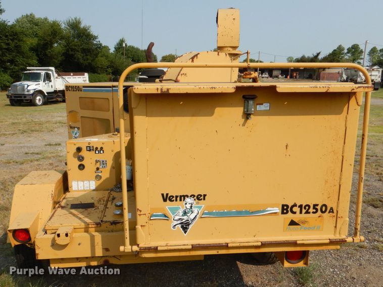image for item DL0579 2001 Vermeer BC1250A  wood chipper