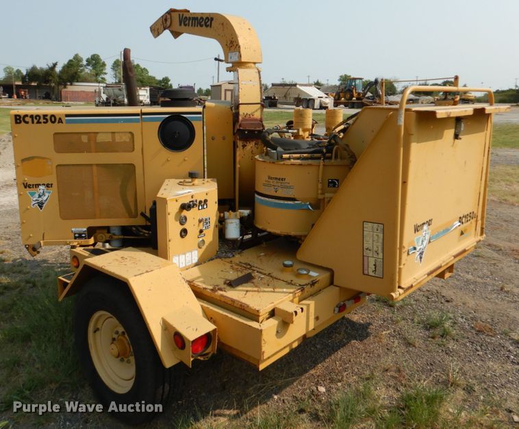 image for item DL0579 2001 Vermeer BC1250A  wood chipper