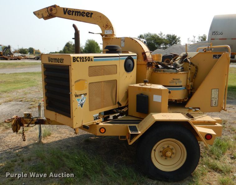 image for item DL0579 2001 Vermeer BC1250A  wood chipper
