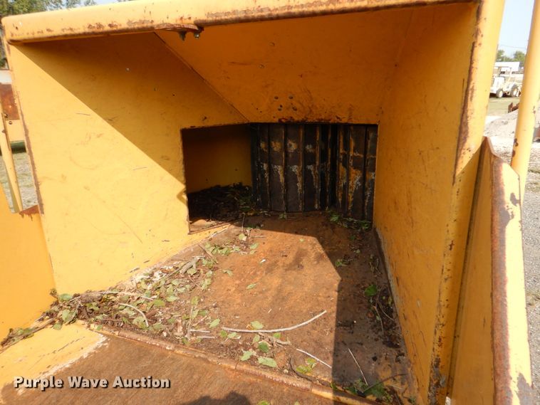 image for item DL0579 2001 Vermeer BC1250A  wood chipper