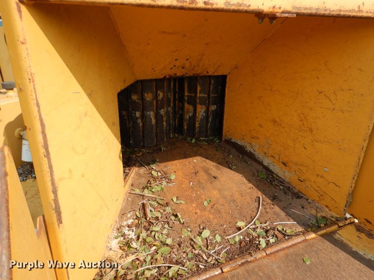 image for item DL0579 2001 Vermeer BC1250A  wood chipper