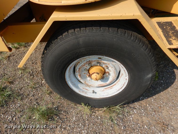 image for item DL0579 2001 Vermeer BC1250A  wood chipper