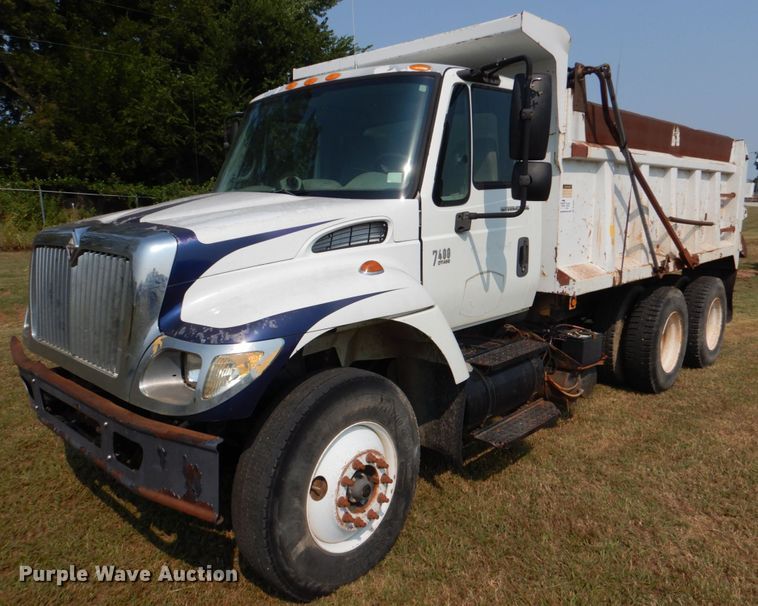 image for item DL0581 2003 International 7400  dump truck