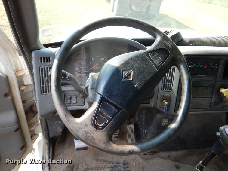 image for item DL0581 2003 International 7400  dump truck