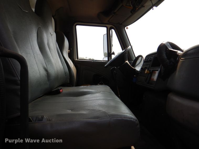 image for item DL0581 2003 International 7400  dump truck