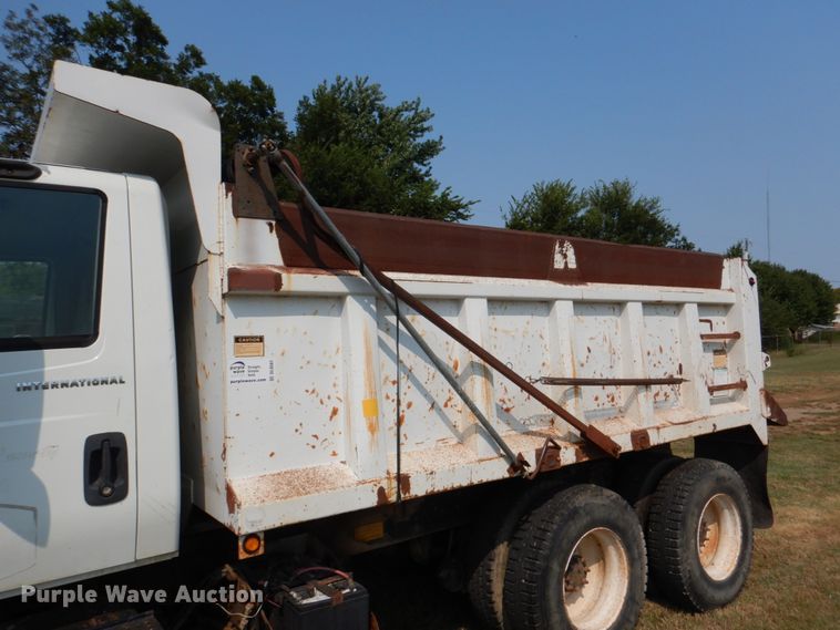 image for item DL0581 2003 International 7400  dump truck