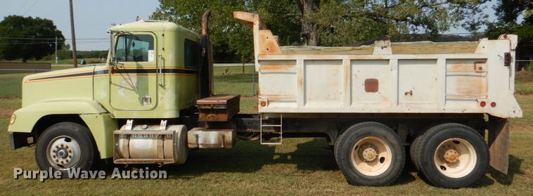 image for item DL0582 1990 Freightliner FLD120  dump truck