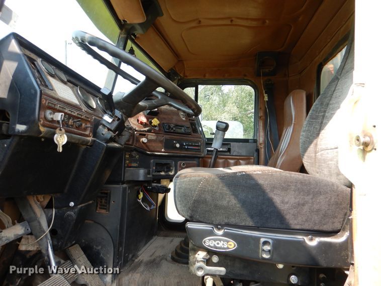 image for item DL0582 1990 Freightliner FLD120  dump truck