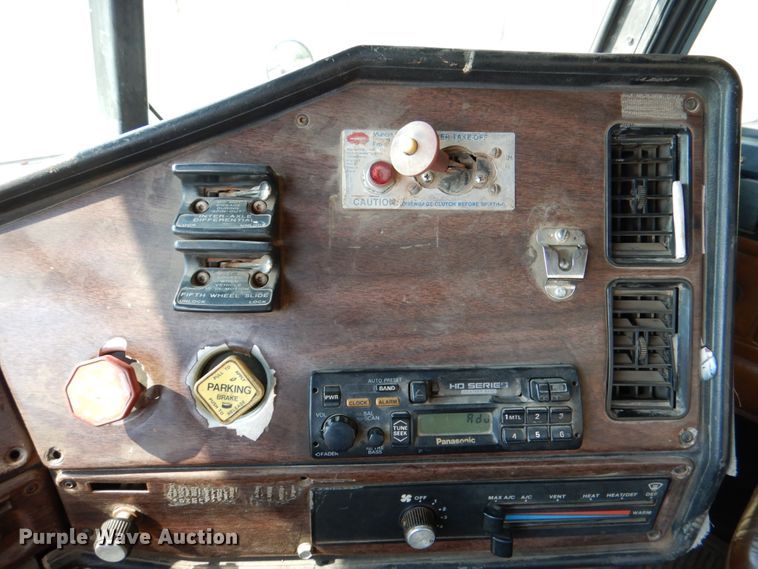 image for item DL0582 1990 Freightliner FLD120  dump truck